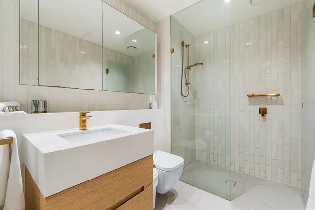 3 Bedrooms, Apartment, 1 King and 2 Queen Beds, 2 Bathrooms، Collins House Apartments by CLLIX 3/6