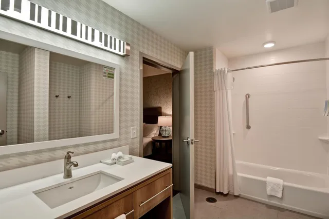 جناح بسرير كينج بغرفة نوم واحدة مع أريكة، Home2 Suites by Hilton Tampa USF Near Busch Gardens 2/4