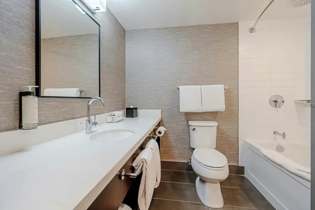 جناح بسرير كينج مع أريكة بمطبخ، Sandman Signature Mississauga Hotel 7/9