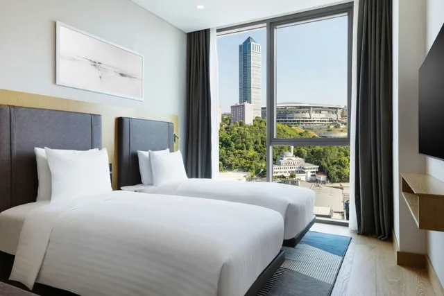 شقة بسريرين منفصلين وسرير كينج بإطلالة على المدينة بشرفة بغرفتي نوم مع أريكة، Marriott Executive Apartments Istanbul Investvadi 2/5