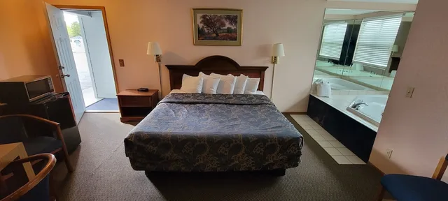 جناح بسرير مزدوج بغرفتي نوم مع أريكة بجاكوزي، Mackinaw Budget Inn 3/4