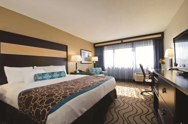 غرفة بسرير كينج لذوي الإعاقة، La Quinta Inn & Suites by Wyndham Richmond-Midlothian 1/8