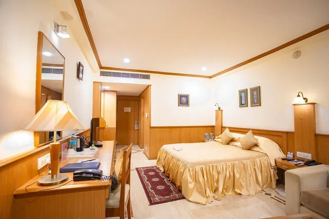 غرفة ديلوكس بسرير كينج، Empires Hotel Paradip 4/8