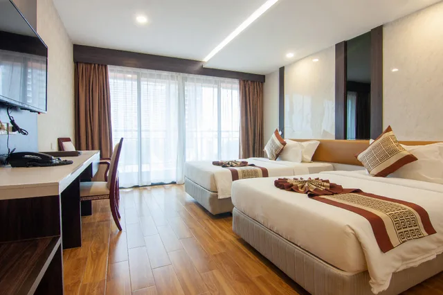 غرفة ديلوكس بسريرين منفصلين بشرفة بإطلالة جزئية على البحر، Golden Jomtien Beach Hotel 1/1