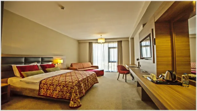 غرفة ديلوكس بسرير كينج وسرير فردي مع أريكة، GRAND ASYA HOTEL 8/10