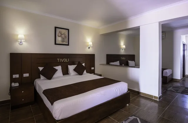 غرفة سوبيريور بثلاثة أسرّة بإطلالة على المسبح بغرفة نوم واحدة، Tivoli Hotel Aqua Park 1/5
