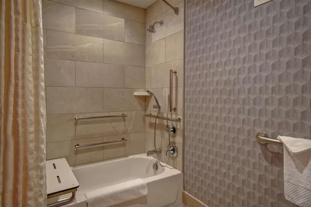 جناح بريميوم بغرفة نوم واحدة، Embassy Suites Little Rock 2/3