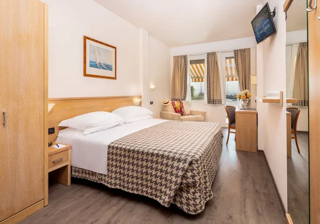 غرفة ثلاثية بإطلالة على البحر بشرفة بغرفة نوم واحدة، Hotel Laurin Formerly Best Western Hotel Laurin 1/5