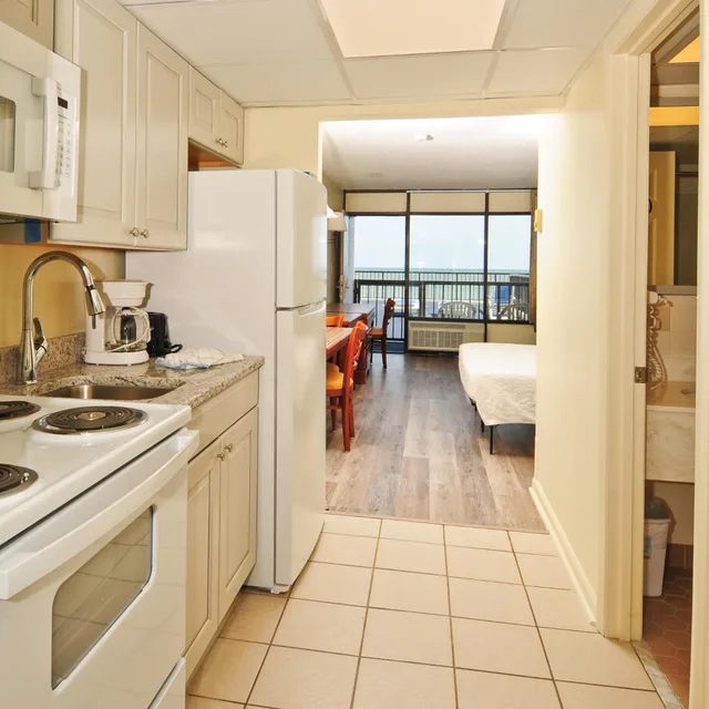 Renovated, 2 Rooms, Suite, 3 Queen Beds, Ocean Front، Holiday Sands South 5/7