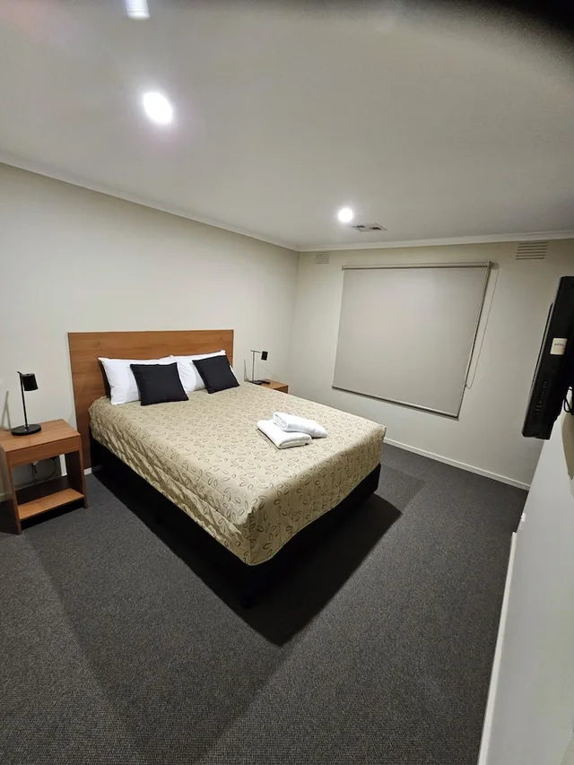 Deluxe, Apartment, 2 Queen Beds, Top of the Town Motel Benalla 1/2