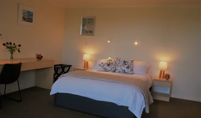غرفة فاخرة بسرير كوين بإطلالة على الحديقة، Chalet Eiger 6/8
