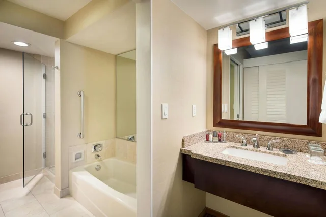 جناح بسريرين مزدوجين بشرفة بغرفة نوم واحدة مع أريكة، Marriott Newport Beach Bayview 4/6