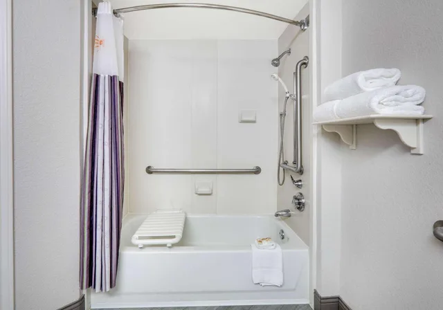 غرفة بسريرين مزدوجين بحوض استحمام لذوي الإعاقة، La Quinta Inn & Suites by Wyndham Dallas - Addison Galleria 7/9