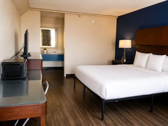 غرفة بسرير كينج بمطبخ صغير، Hotel Cartersville, GA 1/10
