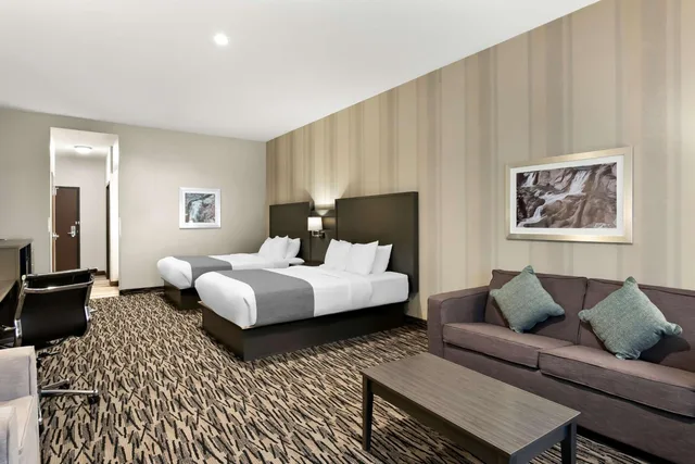 غرفة بسريرين كوين مع أريكة، Best Western Sawtooth Inn & Suites 3/6