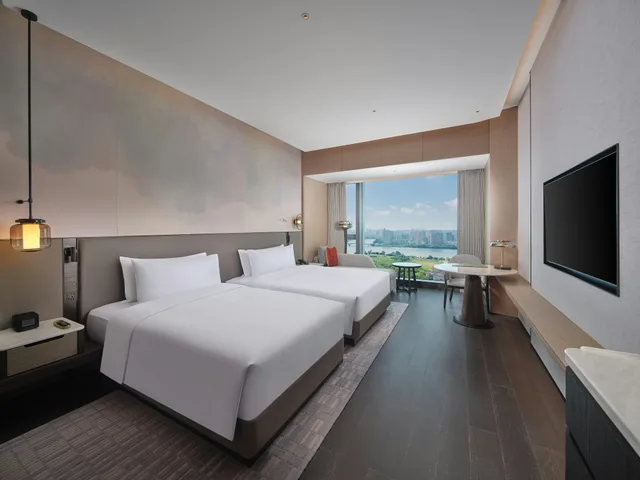 غرفة تنفيذية بسريرين منفصلين بإطلالة على النهر، Hilton Huizhou 1/2
