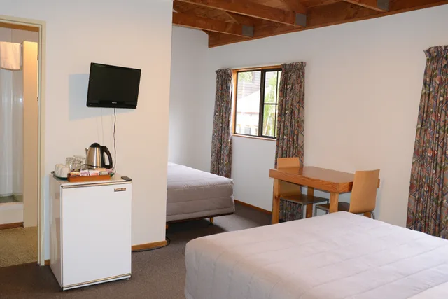 Lodge, Studio, 1 Queen and 1 Single Bed، The Hobbit Motorlodge 2/2
