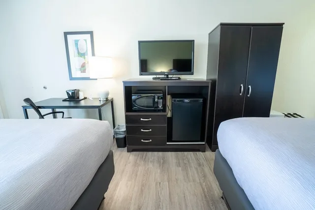 Standard, 2 Queen Beds, Quality Inn Palm Beach International Airport 2/7