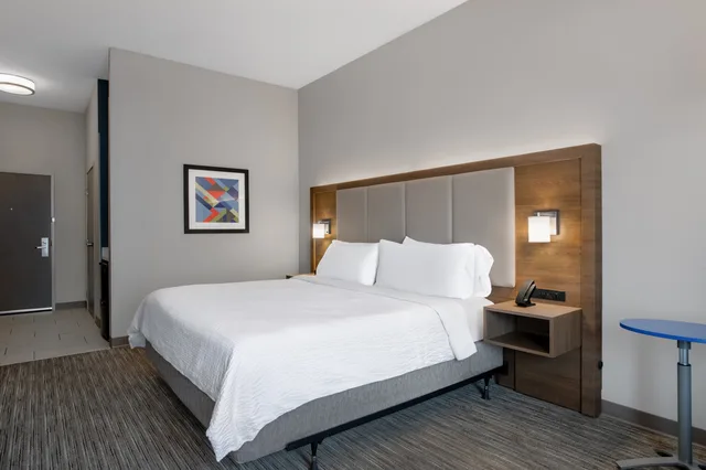 Leisure, King Bed, Holiday Inn Express Hotel Suites Clinton 2/4