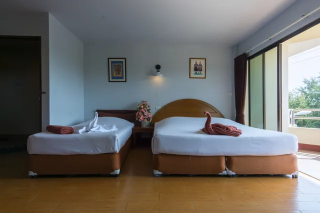 غرفة عائلية بسرير كينج وسرير فردي بإطلالة على البحر، Cha-Am Villa Sun Hotel 4/6