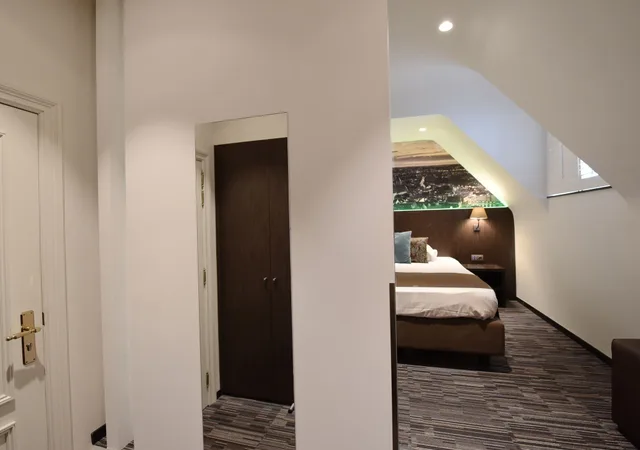 غرفة قياسية بسرير كوين، The Golden Tree Hotel 4/9