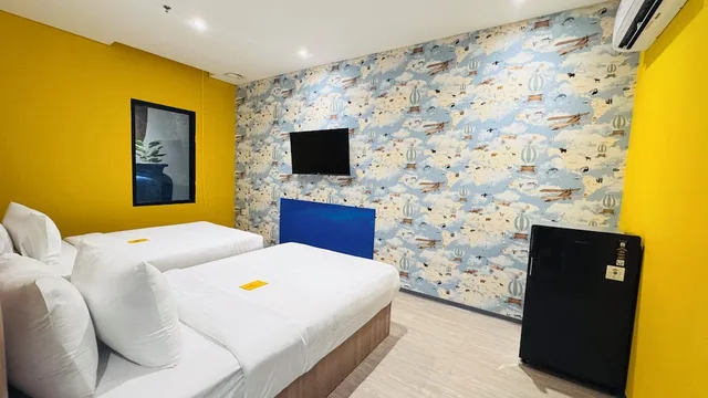 غرفة عائلية بسرير كوين وسريرين منفصلين بغرفتي نوم، Yellow Bee Resort Cililitan 3/5