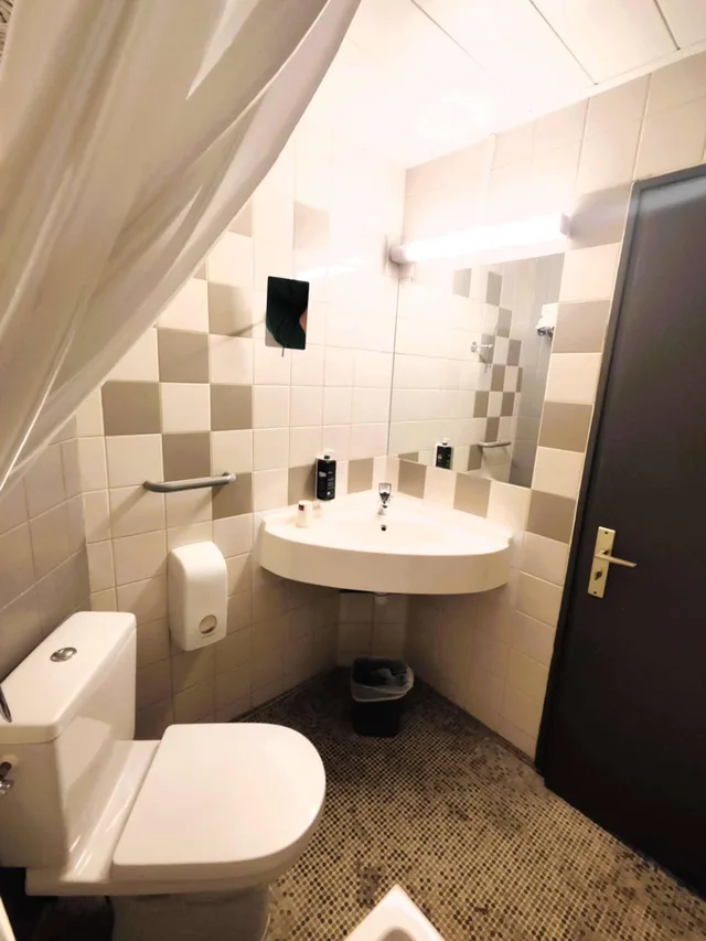Room, Multiple Beds، Brit Hotel Suisse Et Bordeaux 5/6