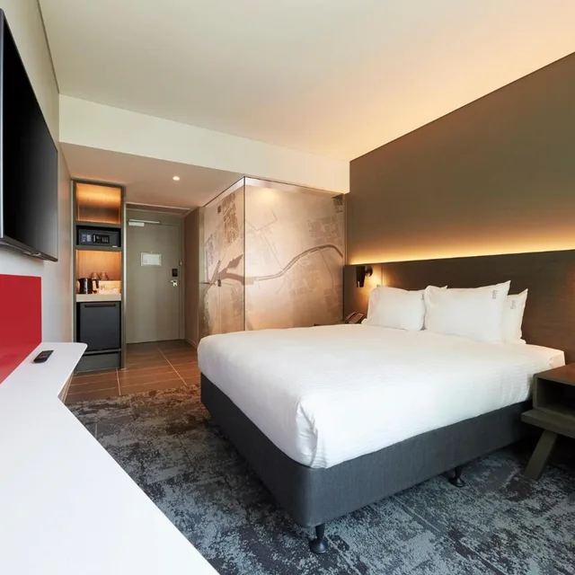 غرفة قياسية بسرير كينج وسرير كوين في طابق مرتفع، Holiday Inn Express Melbourne Southbank 9/10