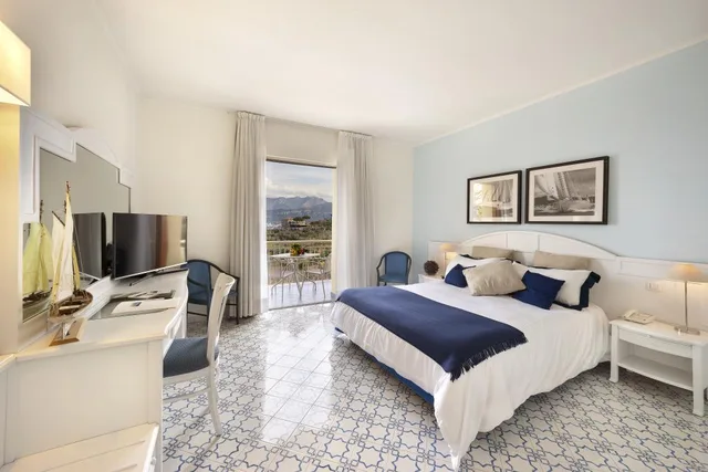 غرفة بسرير مزدوج بإطلالة على البحر بشرفة، Grand Hotel Vesuvio Sorrento 1/4
