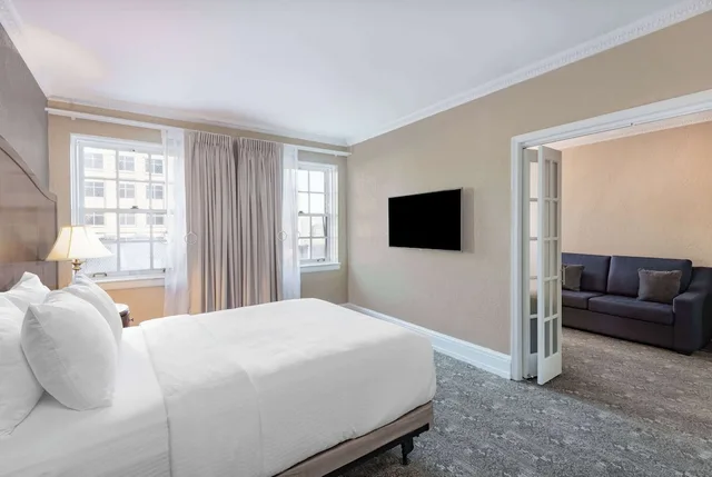 جناح ديلوكس بسرير كينج بغرفة نوم واحدة، The Americus Hotel Trademark Collection by Wyndham 7/10