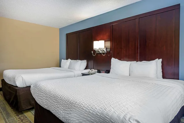 غرفة بسريرين كوين، Clarion Hotel Conference Center Lexington North 3/8