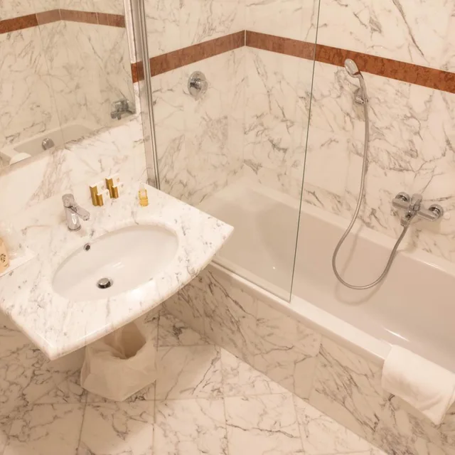 غرفة بسرير مزدوج أو سريرين منفصلين بإطلالة، Grand Hotel Duomo 8/9
