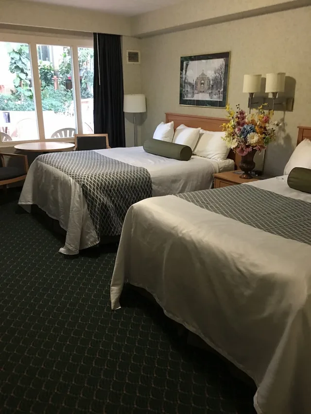 غرفة قياسية بسرير كوين، Travelodge by Wyndham Winnipeg East 5/9