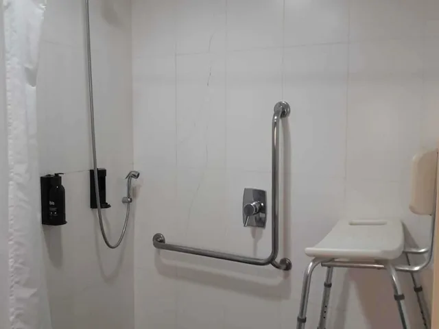 غرفة قياسية بسرير مزدوج لذوي الإعاقة، Ibis Jatai Hotel 4/4