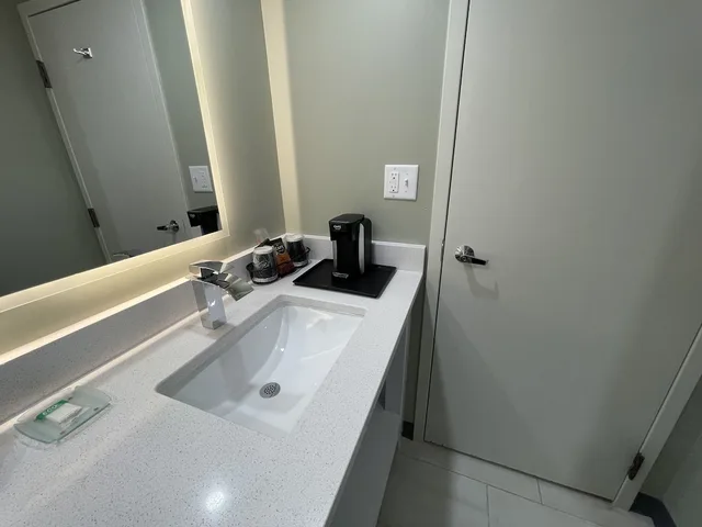جناح بريميوم بسرير كينج مع أريكة، The Chateau Hotel And Conference Center 6/9