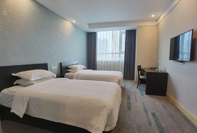 Chic, Deluxe, Twin Beds، Hundred Centuries 1/2