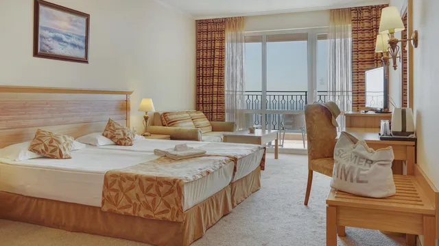 غرفة بسريرين منفصلين بإطلالة على البحر في طابق منخفض، DIT Majestic Beach Resort 2/10