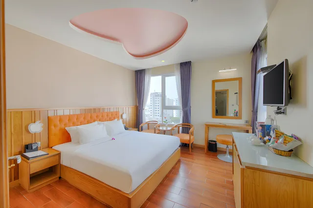 غرفة ديلوكس بسرير كينج بشرفة، Sea Queen Hotel 1/1
