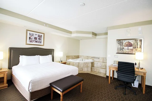 جناح بسرير كينج مع أريكة، Waterloo Suites Hotel, Trademark Collection by Wyndham 2/7
