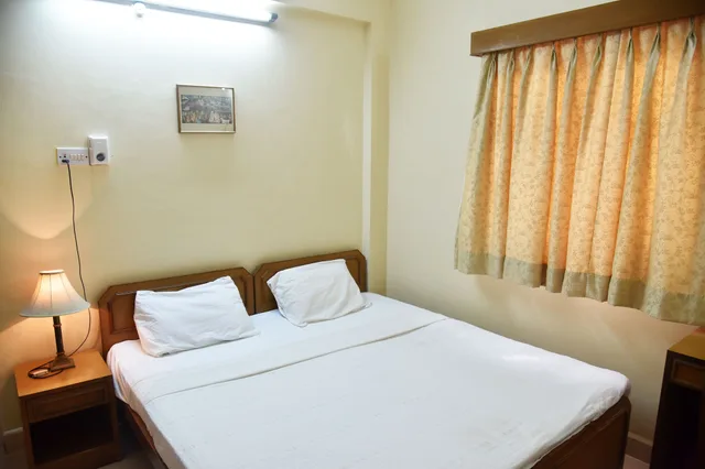جناح تنفيذي بسريرين منفصلين بمنطقة جلوس، Lillywoods Highland Beach Resort 3/8