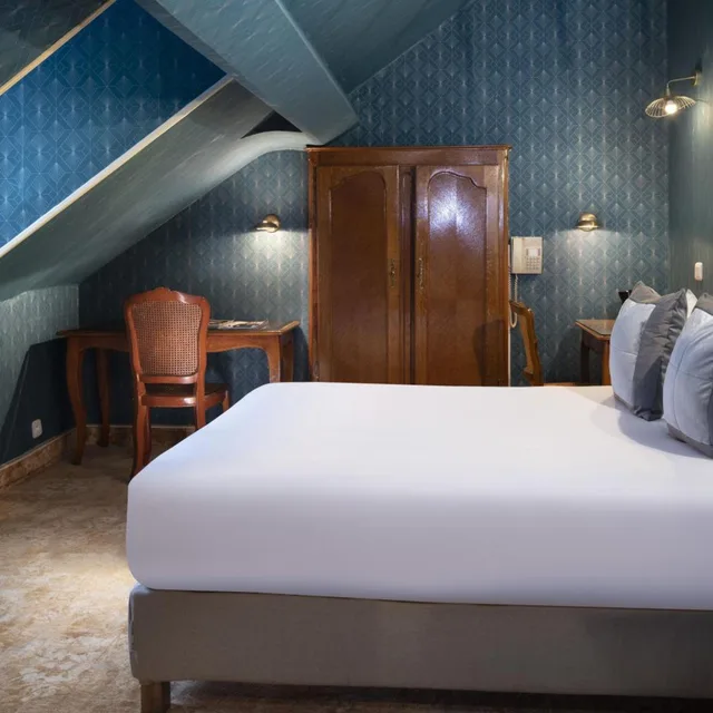 Room, Double Bed, Small, Elysees Hotel 1/4
