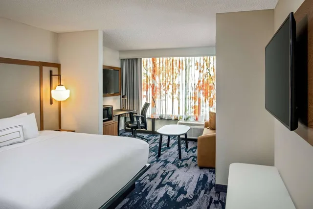 جناح بسرير كينج مع أريكة، Fairfield Inn Bangor 1/5