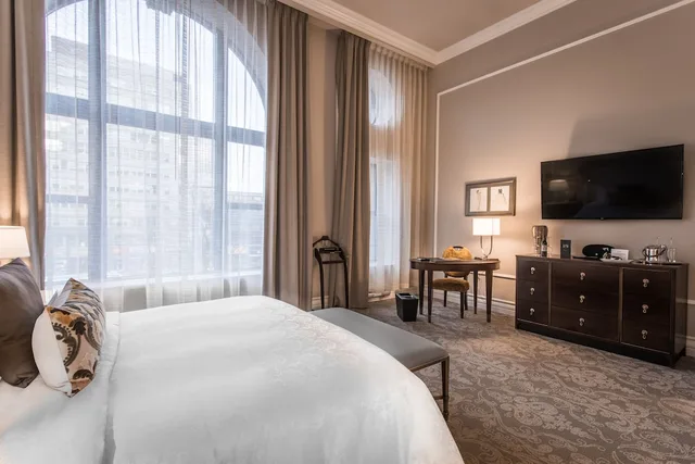 غرفة غراند ديلوكس بسرير كينج بإطلالة على المدينة مع أريكة، Hotel Birks Montreal 2/3