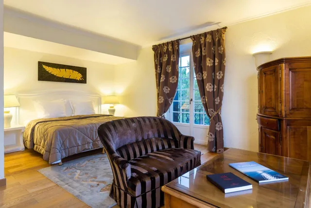 غرفة بريستيج بسرير مزدوج، LA BASTIDE DE TOURTOUR HOTEL & SPA 2/8