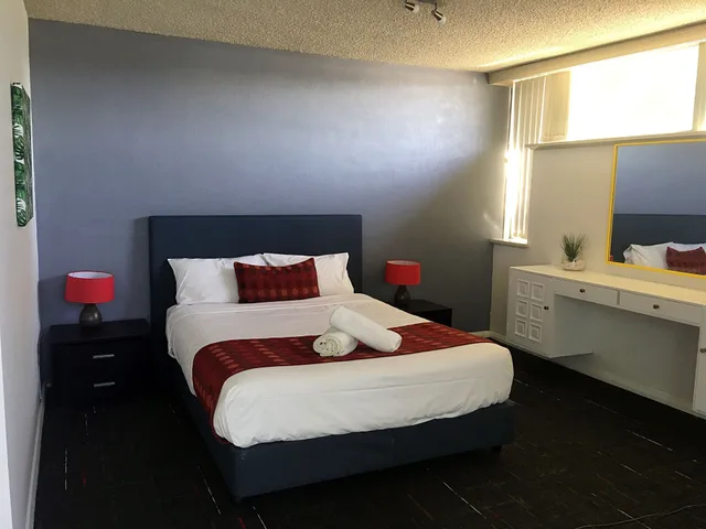 Spa, Deluxe, Suite, Queen Bed, Balcony, Parkdale Motor Inn 1/2