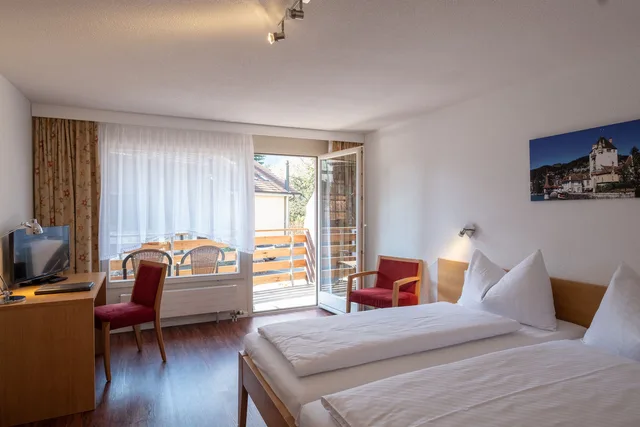 غرفة بسرير مزدوج بشرفة، Chalet Swiss Hotel 4/8