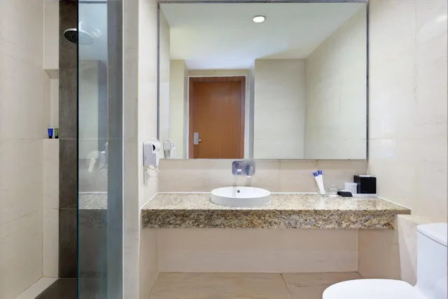 غرفة ديلوكس بسرير كينج، Aston Jember Hotel and Conference Center 6/6