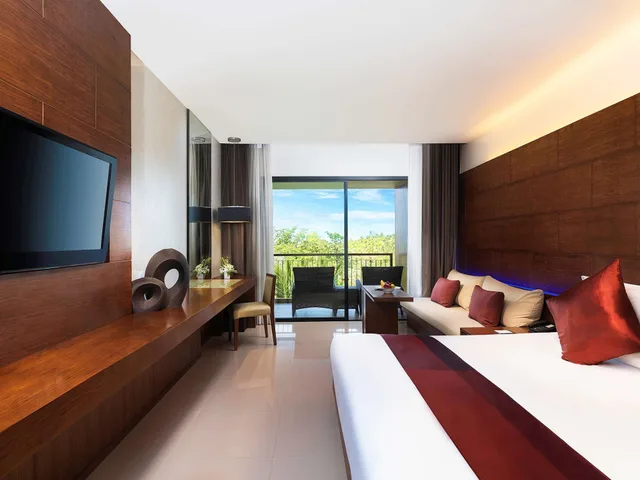 غرفة سوبيريور بسرير كينج بإطلالة على المسبح بشرفة، Novotel Phuket Kata Avista Resort And Spa 6/10