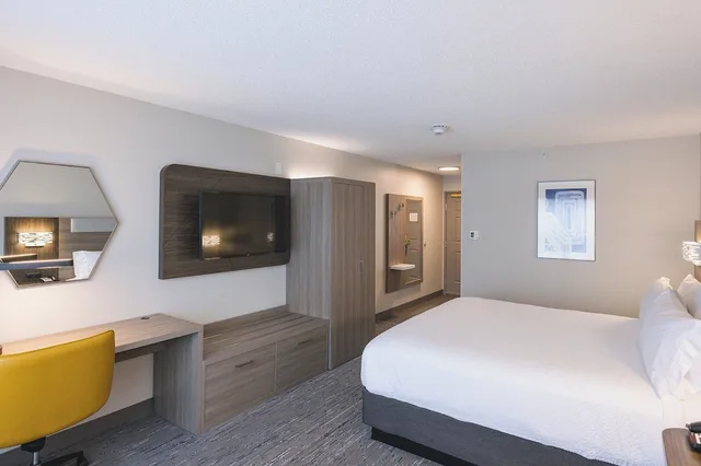 غرفة قياسية بسرير فردي، Holiday Inn Express & Suites Marquette, an IHG Hotel 1/4