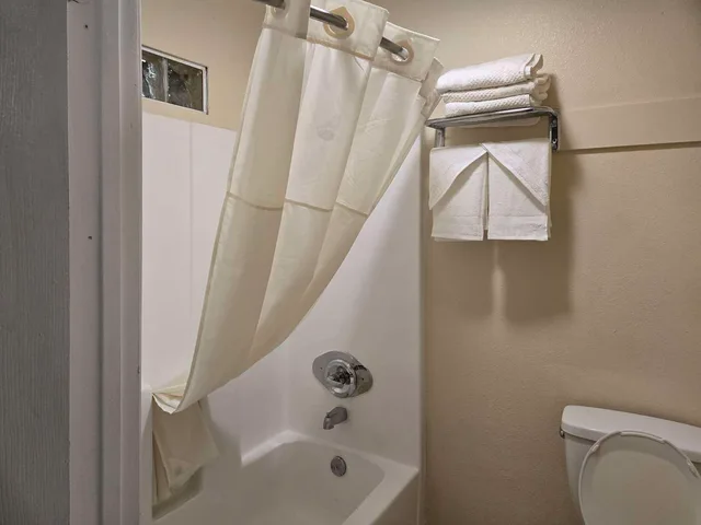 Room, 2 Queen Beds, Rodeway Inn & Suites Blythe I-10, CA 9/9